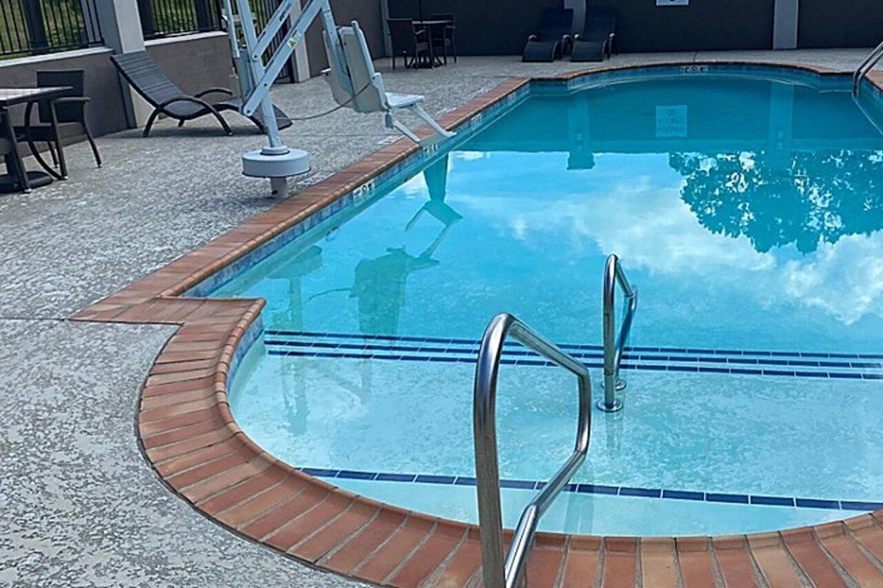 Holiday Inn Express & Suites Pineville-Alexandria Area Eksteriør bilde
